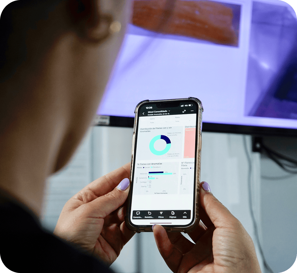 Operador revisando dashboard Q-Scan en tablet con datos de calidad en tiempo real